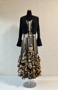 金茶ツーピスと黒ボレロ